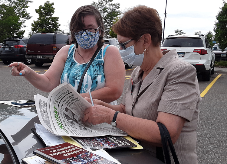 Stella Anderson, left, discusses road forward for working people with SWP presidential candidate Alyson Kennedy, in Roseville, Minnesota.