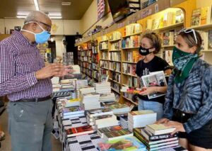 Eso Won Books co-owner James Fugate talks with customers in Los Angeles. Protests against cop killing of George Floyd led to jump in sales of political books. Supporters of Pathfinder Press are campaigning to increase distribution of books by SWP leaders, other revolutionar