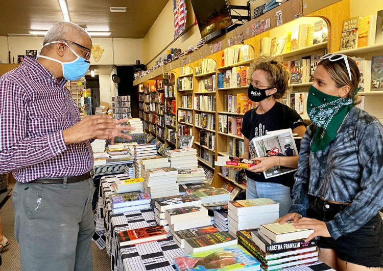 Eso Won Books co-owner James Fugate talks with customers in Los Angeles. Protests against cop killing of George Floyd led to jump in sales of political books. Supporters of Pathfinder Press are campaigning to increase distribution of books by SWP leaders, other revolutionaries.