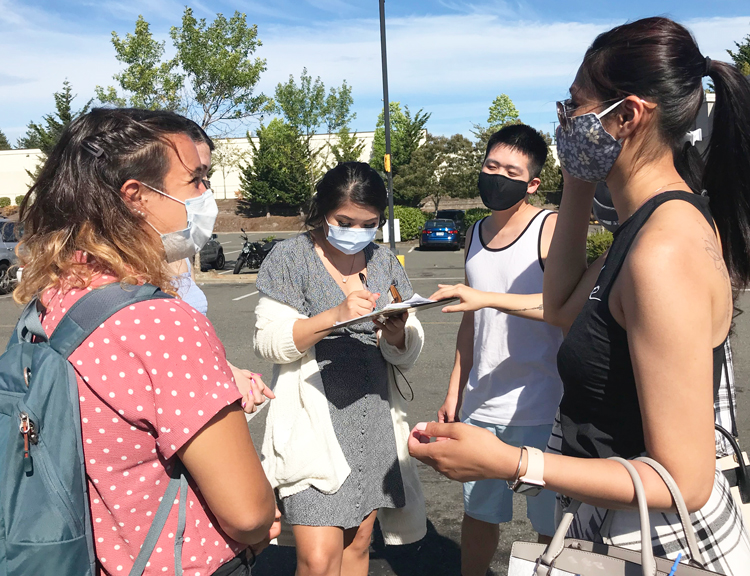 Gabby Prosser, left, gets signatures from five women at Walmart in Federal Way, Washington, to put SWP presidential ticket on ballot. Socialist Workers Party presents a fighting working-class program to build the union movement to defend our jobs, wages and working conditions.