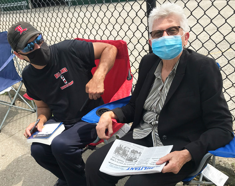Maggie Trowe, Socialist Workers Party candidate for U.S. Senate from Kentucky, visits picket line of members of Teamsters Local 89 on strike at DSI Tunneling, in Louisville Aug. 21.