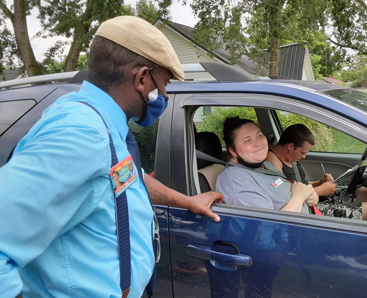 SWP vice presidential candidate Malcolm Jarrett with gas station workers Melinda Morales and David Mackman in Lebanon, Tennessee, as they sign to put party on the ballot. “We work hard but don’t get enough money to live on,” said Mackman. He invited Jarrett to meet his friends, relatives.