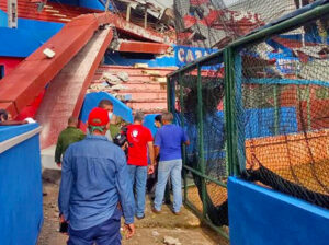 Autoridades inspeccionan daños en estadio 26 de Julio en Artemisa, Cuba, tras tormenta Laura en agosto. Las organizaciones de masas responden de inmediato al impacto de los desastres.