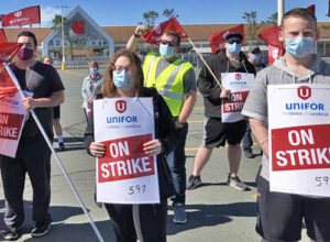 Piquet de grève devant un magasin Dominion de Mount Pearl, à Terre-Neuve, le 23 août. Environ 1 400 travailleurs ont rejeté une entente et sont allés en grève après que les patrons ont retiré une augmentation de salaire de 2 $ accordée durant la pandémie.