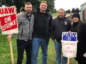 Christopher Pennock, left, a shop steward in National Association of Letter Carriers, on picket line at GM plant in Hudson, Wisconsin, during 2019 auto strike. Pennock endorsed Socialist Workers Party ticket, “because I want to vote for a society that values workers and farmers.”