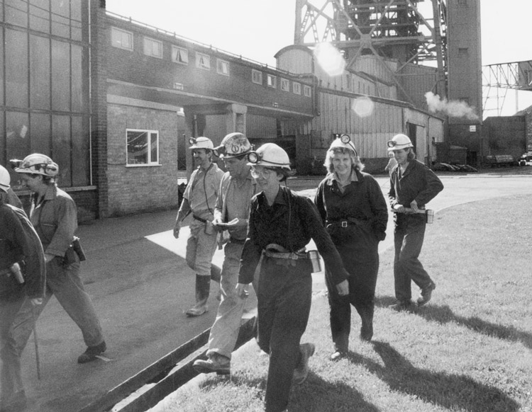 Mineras del carbón de EE.UU. visitan minas del Reino Unido en 1987 para conocer sobre la resistencia de los mineros. A medida que eliminan millones de empleos y atacan salarios y condiciones, la industria de cosméticos busca aprovecharse de las inseguridades de las mujeres.