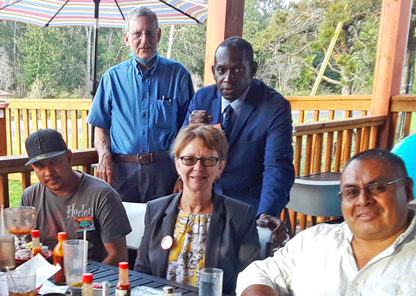 SWP candidates Alyson Kennedy and Malcolm Jarrett, center, tell workers about example of fight for union by Washington fruit packers. They and campaign supporter Edwin Fruit met Aug. 30 with activists in strike at Allan Brothers, including José, left, and Agustín López, right.