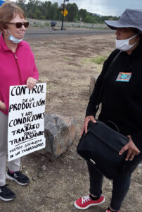 Alyson Kennedy, left, SWP presidential candidate, talking with striker Angie Lara on Allan Brothers fruit packers picket line in Naches, Wash., May 19. Lara is member of Trabajadores Unidos por la Justicia.