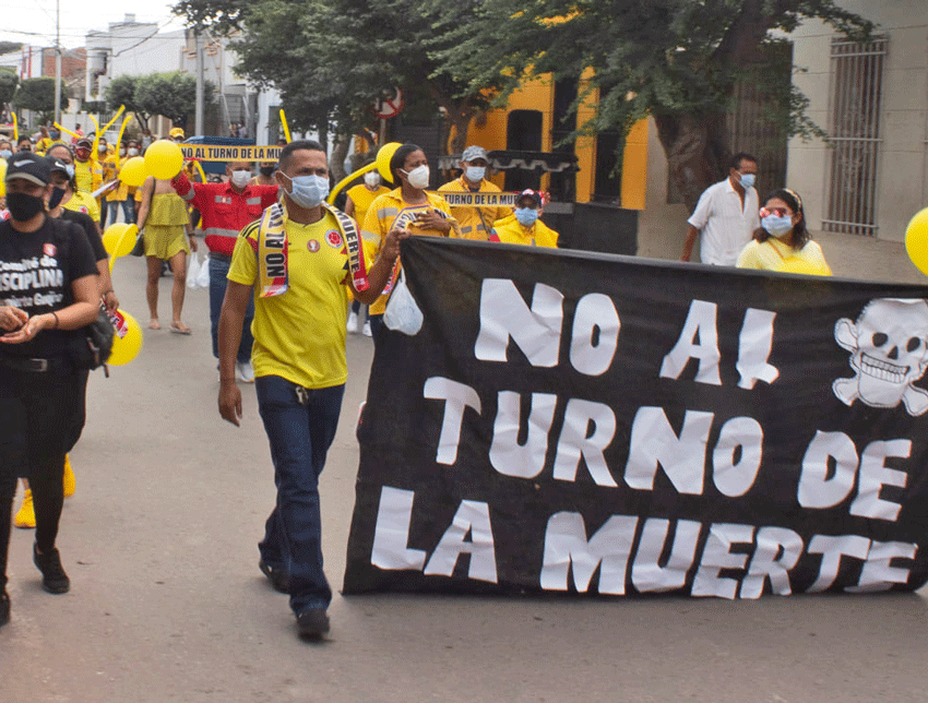 March supports strike of El Cerrejón open-pit coal miners Oct. 9 in Villanueva, Colombia. Banner says, “No to the death shift,” opposing bosses’ demand for dangerous work schedule.