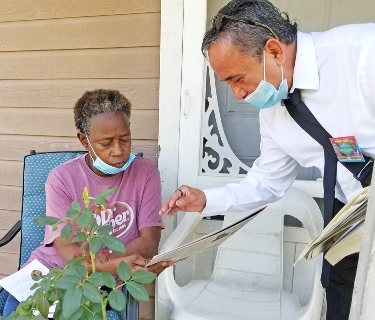 Gerardo Sánchez, SWP candidate for U.S. Senate in Texas, with school worker Mary Davis in Sulphur Springs Oct. 10.