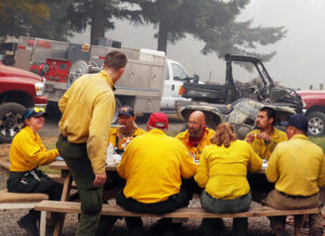 Algunos de los 1 200 miembros de brigada de voluntarios que combatieron el incendio forestal Riverside comparten descanso en granja cerca de Molalla, Oregón, 16 de septiembre.