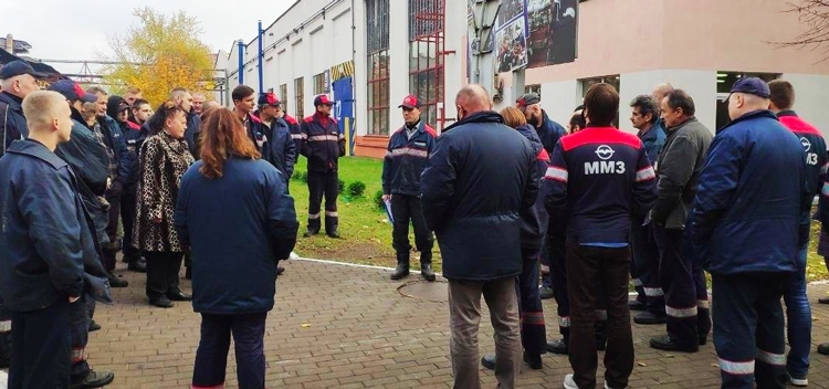 Minsk motor plant workers at MTZ discuss next steps in strike action against regime, Oct. 26.