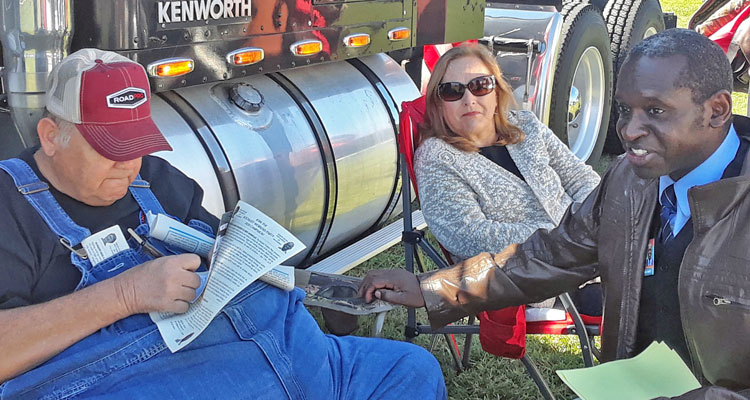 Trucker Artie Daniels signs up for Militant subscription from Socialist Workers Party vice presidential candidate Malcolm Jarrett at Oct. 3 truckers’ cookout in Fredericksburg, Virginia.