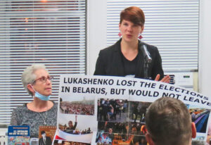 Hanna Sharko, spokesperson for Belarus Together, explained mass opposition to Lukashenko regime at New Jersey Militant Labor Forum Sept. 26. Joanne Kuniansky, left, spoke for SWP.