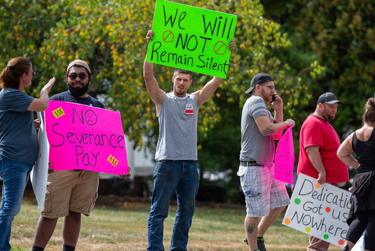 Trabajadores de Shop-Vac protestan frente a planta en Williamsport, Pensilvania, 28 de septiembre, después que compañía anunció cierre de tres plantas y despido de 427 trabajadores.