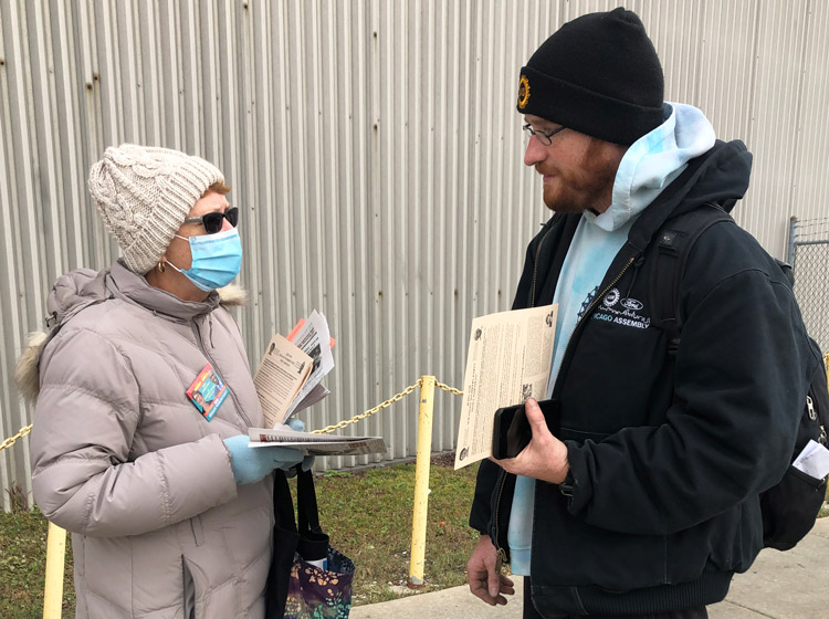 Autoworker Joe Sanchez talks with SWP presidential candidate Alyson Kennedy at Ford Motor plant gate Oct. 28 about need for workers control of production and fight for job safety.