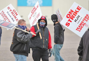 Unos 70 trabajadores de Local 120 de los Teamsters se fueron en huelga en Cash-Wa, en Fargo, Dakota del Norte, un servicio de distribución de alimentos, el 18 de nov., para exigir contrato.