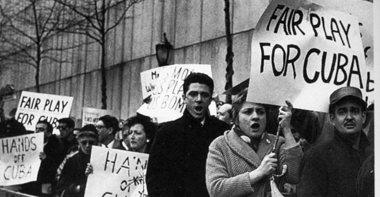 United actions have been at center of Socialist Workers Party’s defense of Cuban Revolution for six decades. Above, April 15, 1961, picket at U.N. called by Fair Play for Cuba Committee, which organized in U.S. and Canada to halt attacks on Cuba. Inset, SWP leader Mary-Alice Waters, right, and party’s 2008 presidential candidate Róger Calero carry banner in September 2008 march to free Cuban 5 in Washington, D.C. Also participating were IFCO/Pastors for Peace, National Network on Cuba, Party for Socialism and Liberation, Green Party, D.C. Metro Committee to Free the Five and others.