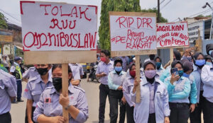 Hundreds of thousands demonstrated in Indonesia to protest new anti-labor law passed Oct. 5. Sign at left reads, “Reject the Omnibus Law,” which makes it easier for bosses to fire workers, avoid paying holiday pay.