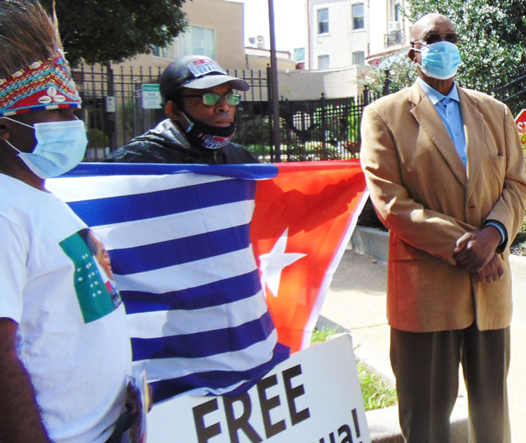 Omari Musa, right, SWP candidate for delegate to U.S. Congress from D.C., at Sept. 30 protest there in solidarity with people of West Papua against deadly Indonesian government attacks. 