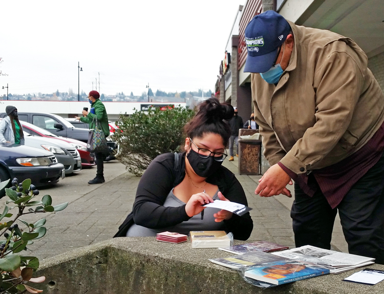 Alexandria Negrete subscribes to <i>Militant</i> in Walmart parking lot in Renton, Washington, Nov. 22 after John Naubert told her SWP fights for workers to forge our own party, a labor party.