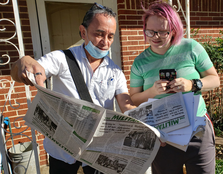 Gerardo Sánchez discusses Militant, SWP action program with Jamie Cates, in Kaufman, Texas, Dec. 10. Her husband, Samuel, said, “It’s hard to find a paper like this,” and they subscribed.