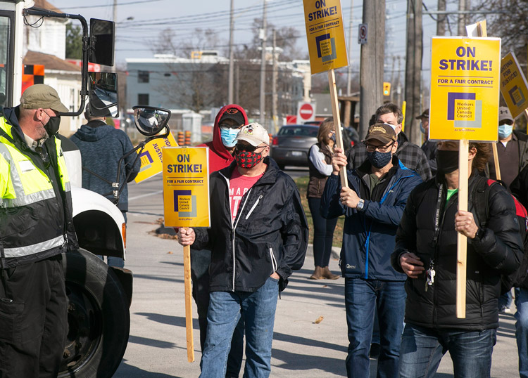 Workers at Owens Corning in Guelph, Ontario, on strike Nov. 20 against concession demands, an example of workers fighting boss attacks on jobs, wages, health and working conditions.