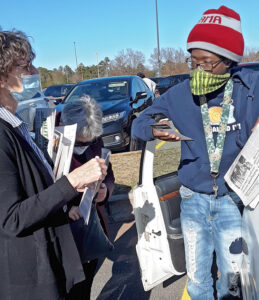 Walmart worker Kywaun Lewis talks with Rachele Fruit, SWP candidate for US Senate, in Carrollton, Georgia, Dec. 5.