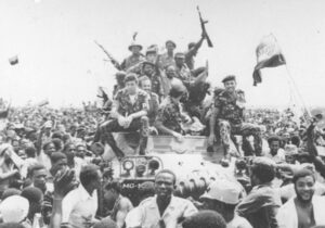 Internacionalistas cubanos (arriba), celebran con angolanos en 1975 su recién ganada independencia. Por 15 años, combatientes cubanos, angolanos y namibios lucharon para derrotar las invasiones sudafricanas. Hernández encabezó un pelotón de cubanos y angolanos en 1989-90.