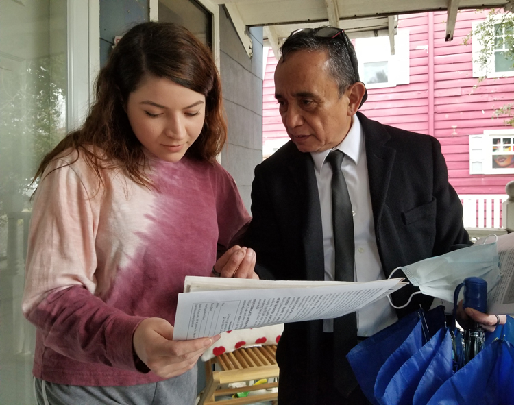 Gerardo Sánchez, SWP candidate for Dallas City Council, talks with Valerie Pinales Jan. 20 on her doorstep about the party’s program. She signed the petition to put the party on the ballot.