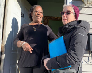 Beverly Scott, left, met Joanne Kuniansky, Socialist Workers Party candidate for governor in New Jersey, Jan. 10. Looking over the Militant, she said, “That’s what I’m for — labor.”