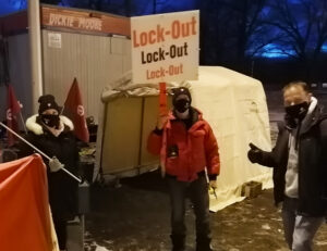 Members of Unifor union picket at Shell oil terminal in Montreal Dec. 10. The workers, fighting Shell bosses’ union-busting lockout, held joint action with locked out Gate Gourmet workers.