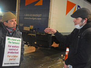 Róger Calero, left, SWP candidate for mayor of New York, with Alberto Mendoza, a worker at Hunts Point Produce Market, Feb. 10. “The bosses use the unemployed to drive down our wages,” Mendoza told Calero. “Then they tell us, if you don’t like it, there’s the front door!”