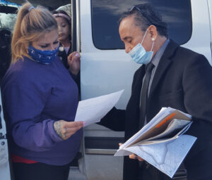 Gerardo Sánchez, Socialist Workers Party candidate for Dallas City Council, speaks to Claudia Acosta in Dallas Jan. 25. She told him, “We have to come together. There has been many years of bad conditions and violations of our rights.” In wake of winter storm, social catastrophe caused by workings of the capitalist system deepened crisis for working people. 