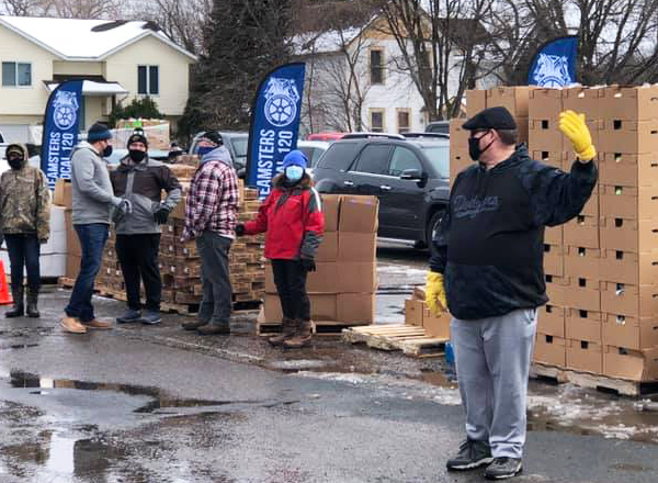 Members of Teamsters Local 120 locked out by Marathon oil refinery bosses in St. Paul Park, Minnesota, since Jan. 22, are fighting for safe working conditions and an end to subcontracting. Local members, above, provide food donations Jan. 30-31 in solidarity with area families.