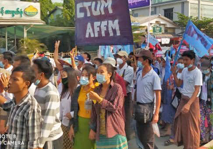 Miles de obreros agrícolas y granjeros marchan en Hlegu el 22 de febrero, primer día de huelga general contra golpe militar. Grandes protestas ocurrieron por todo el país.