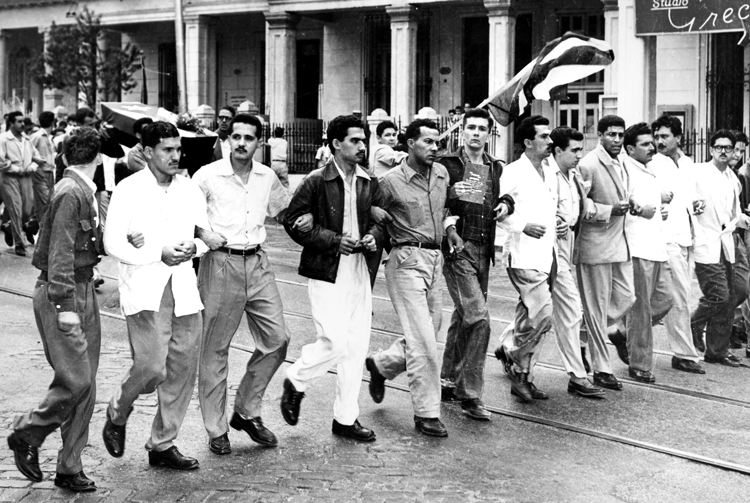 University students march in Havana against Fulgencio Batista’s U.S.-backed dictatorship, April 6, 1952, a month after he overthrew the elected government in a coup. Armando Hart is sixth from left, looking at the camera. Behind, waving Cuban flag, is Raúl Castro.