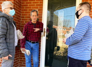Maggie Trowe, SWP candidate for Louisville mayor, and Dave Perry, right, discuss need for workers to organize themselves, with Gary Fabre at his home in Florence, Kentucky, Feb. 27.