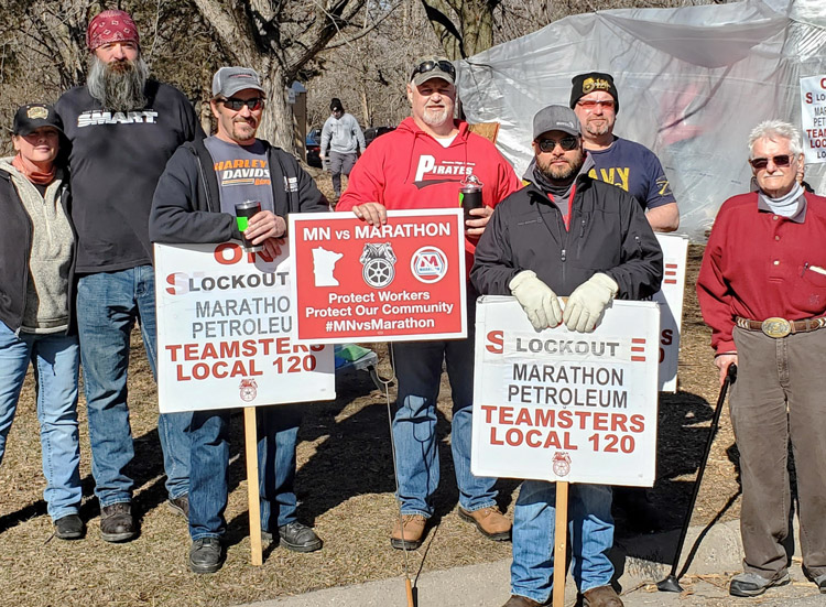 Workers from Nebraska brought solidarity to locked-out Marathon refinery workers in St. Paul Park, Minnesota, March 13. At left, Diane Dormer and railroad conductor Lance Anton. At right, Joe Swanson, Socialist Workers Party candidate for Lincoln, Nebraska, City Council.