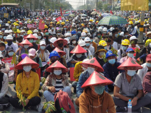 Protesta en Mandalay, Myanmar, el 1 de marzo, un día después de que la policía y el ejército mataron a por lo menos 20 personas en manifestaciones por todo el país.