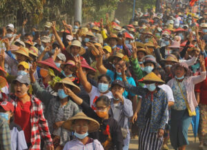 Protesta el 10 de marzo en Katha, pueblo rural de 27 mil personas, en la frontera de las regiones étnicas Kachin y Shan, parte de las huelgas y protestas en Myanmar contra golpe militar.
