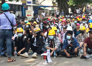 Protesta en municipio de Thanlyin, en la periferia de Yangon, 15 de marzo, un día después que el régimen mató a 71 personas. La brutalidad de la junta no ha logrado apagar las protestas.