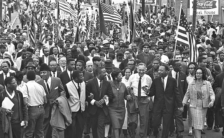 Manifestantes cruzan puente Edmund Pettus al salir de Selma, el 21 de marzo de 1965, tras victoria en lucha para marchar a la capital estatal en Montgomery. Recuadro, días antes, agentes del sheriff atacan a manifestantes en Montgomery. Segundo de la derecha es John Studer, director actual del Militante, quien fue desde Ohio para unirse a las históricas protestas.