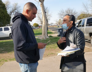 In Amarillo, Texas, April 1, roofer Marcos Mendoza, left, told Gerardo Sánchez, SWP candidate for Dallas City Council, that bosses take advantage of undocumented workers to pay them lower wages. SWP fights for amnesty for all immigrant workers in the U.S., Sánchez said.