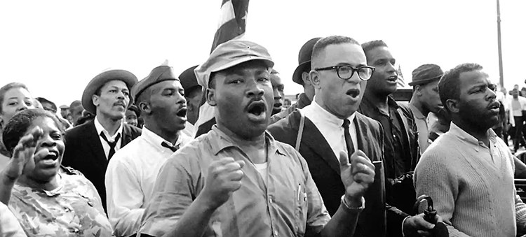 Martin Luther King (arriba, centro), y John Lewis (der.) en marcha de Selma a Montgomery tras cruzar puente Edmund Pettus el 21 de marzo de 1965. Recuadro, “Domingo Sangriento”, cuando Lewis fue golpeado en el puente. Pettus fue un general de la Confederación y líder del KKK. En 2015, Lewis se opuso a que se cambiara el nombre del puente. Dijo, “simboliza lo que fuimos una vez, y en lo que nos hemos convertido hoy”.
