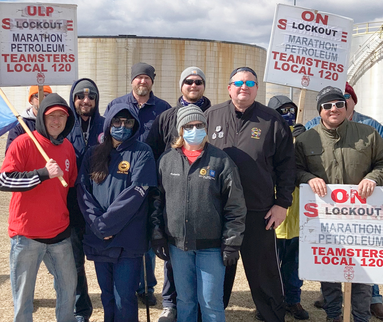 United Auto Workers Local 722 members from Hudson, Wisconsin, join locked-out Marathon refinery workers’ picket line March 28 in St. Paul Park, Minnesota. Steve Frisque, third from right, president of Local 722, sent solidarity message below.
