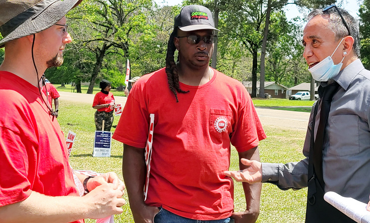 Gerardo Sánchez, right, Socialist Workers Party candidate for Dallas City Council District 1, talks with UAW members Mitchell Vickery, left, and Chris Hodge, UAW Local 3057 president, on picket line at Prysmian Group in East Texas April 19. Over 200 unionists are striking for better working conditions. Bosses “don’t take into consideration that we are human beings,” Hodge said. SWP candidates campaign to build support for union battles.