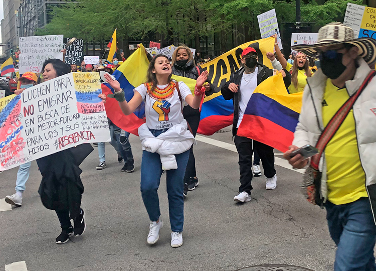 Más de 1,500 personas marcharon en Chicago el 8 de mayo para protestar contra represión del gobierno a masivas protestas en Colombia contra ley tributaria.