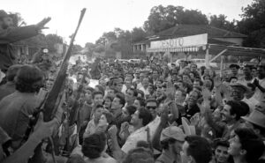 Fidel Castro, left, addresses crowd in Colón, Cuba, Jan. 7, 1959, as Freedom Caravan crosses Cuba on way to Havana after overthrow of U.S.-backed dictator Fulgencio Batista. Cuba’s socialist revolution, along with struggle to bring down Jim Crow segregation, helped us “understand the kind of revolutionary transformation of ourselves necessary to defeat capitalist rulers,” said Mary-Alice Waters at Midwest Socialist Workers Party meeting April 24.