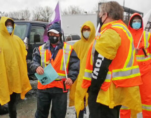 Striking packinghouse workers picket Olymel cut and kill plant in Vallee-Jonction, Quebec, April 30. Over 1,000 unionists walked out in fight for new contract, wage raise and respect.